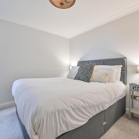 Top Floor Sandbanks Apartment With Free Parking Just Minutes From The Beach And Bars Canford Cliffs Kültér fotó