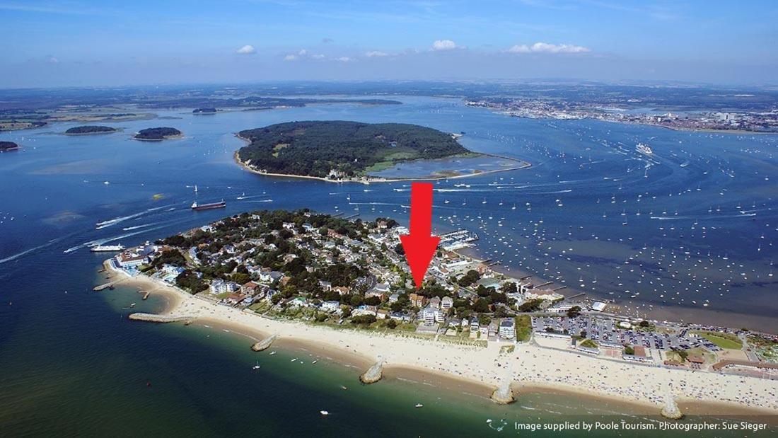 Top Floor Sandbanks Apartment With Free Parking Just Minutes From The Beach And Bars Canford Cliffs Kültér fotó