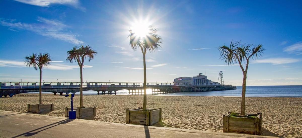Top Floor Sandbanks Apartment With Free Parking Just Minutes From The Beach And Bars Canford Cliffs Kültér fotó