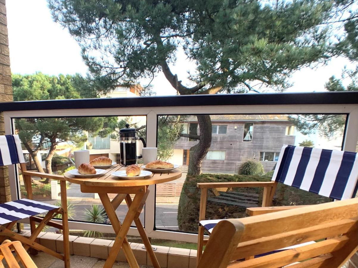 Top Floor Sandbanks Apartment With Free Parking Just Minutes From The Beach And Bars Canford Cliffs Kültér fotó