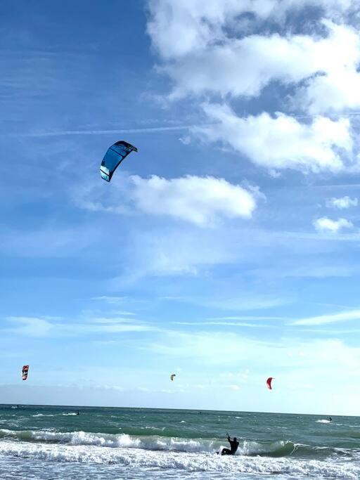 Top Floor Sandbanks Apartment With Free Parking Just Minutes From The Beach And Bars Canford Cliffs Kültér fotó