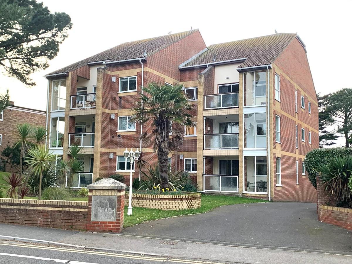 Top Floor Sandbanks Apartment With Free Parking Just Minutes From The Beach And Bars Canford Cliffs Kültér fotó