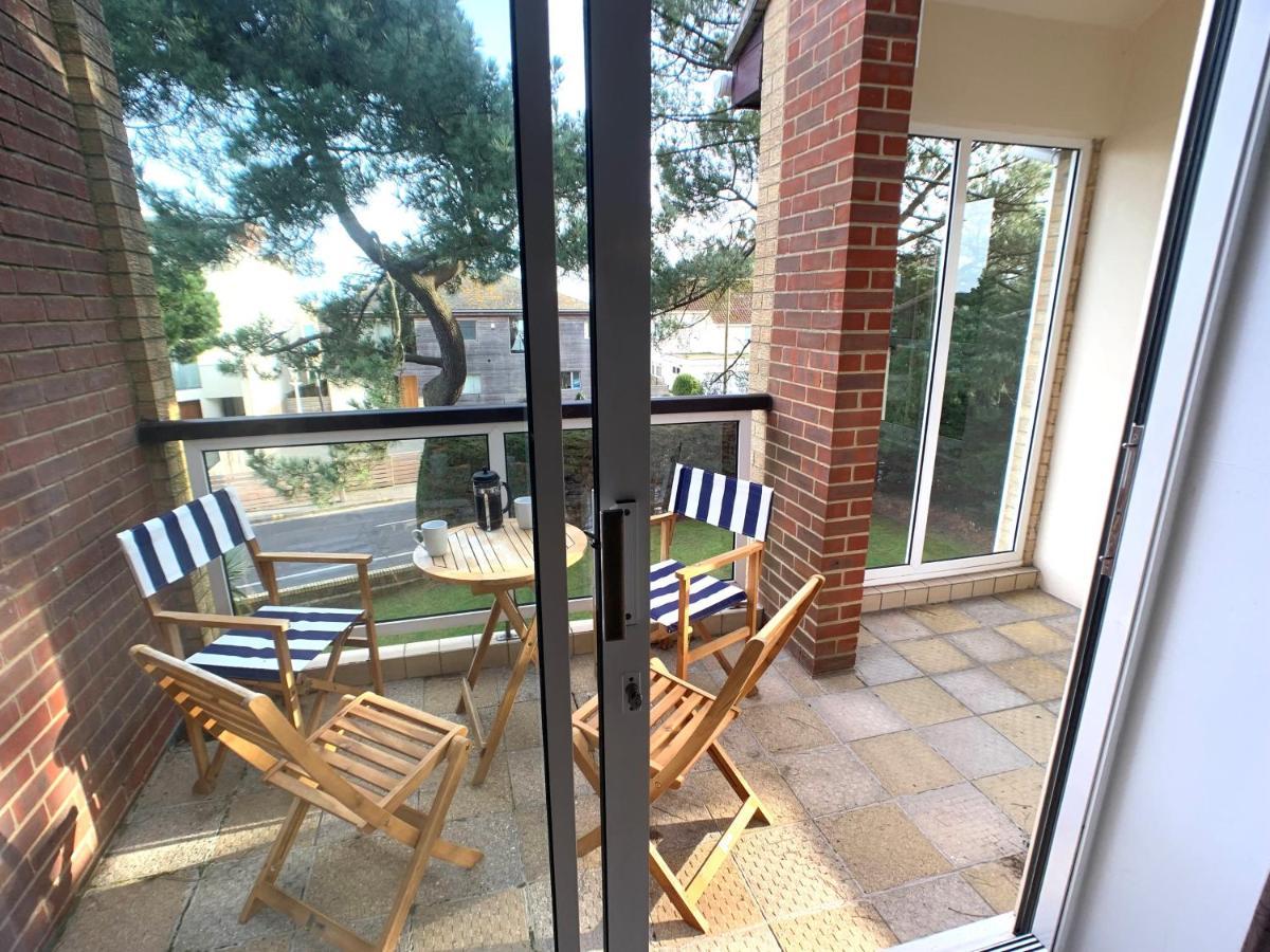Top Floor Sandbanks Apartment With Free Parking Just Minutes From The Beach And Bars Canford Cliffs Kültér fotó
