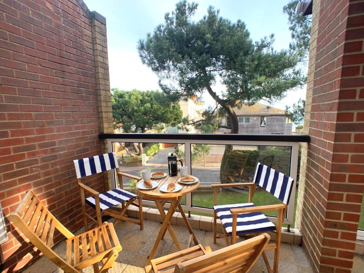 Top Floor Sandbanks Apartment With Free Parking Just Minutes From The Beach And Bars Canford Cliffs Kültér fotó