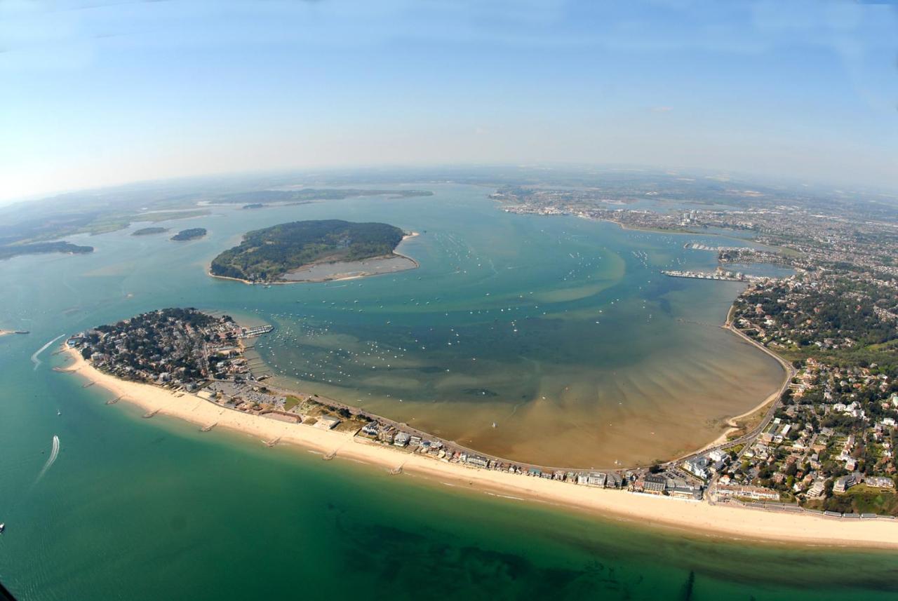 Top Floor Sandbanks Apartment With Free Parking Just Minutes From The Beach And Bars Canford Cliffs Kültér fotó