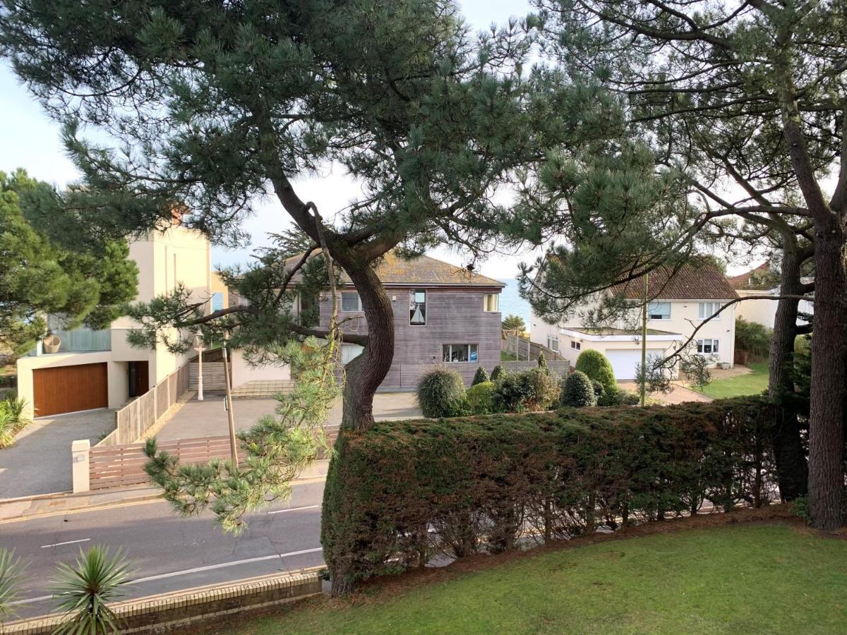 Top Floor Sandbanks Apartment With Free Parking Just Minutes From The Beach And Bars Canford Cliffs Kültér fotó
