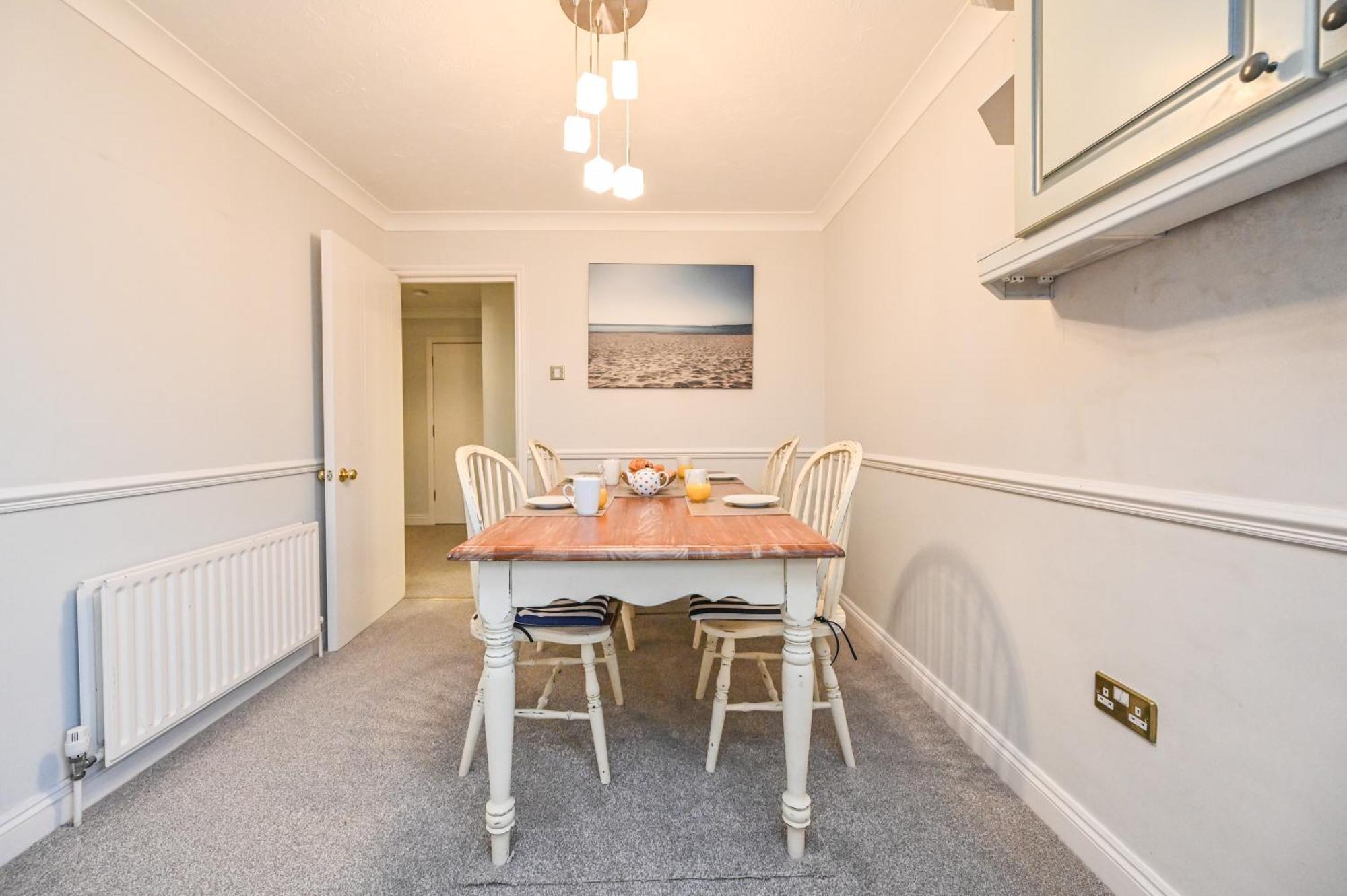 Top Floor Sandbanks Apartment With Free Parking Just Minutes From The Beach And Bars Canford Cliffs Kültér fotó