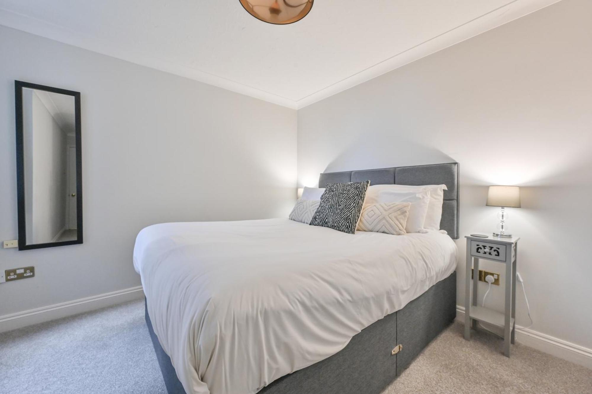 Top Floor Sandbanks Apartment With Free Parking Just Minutes From The Beach And Bars Canford Cliffs Kültér fotó