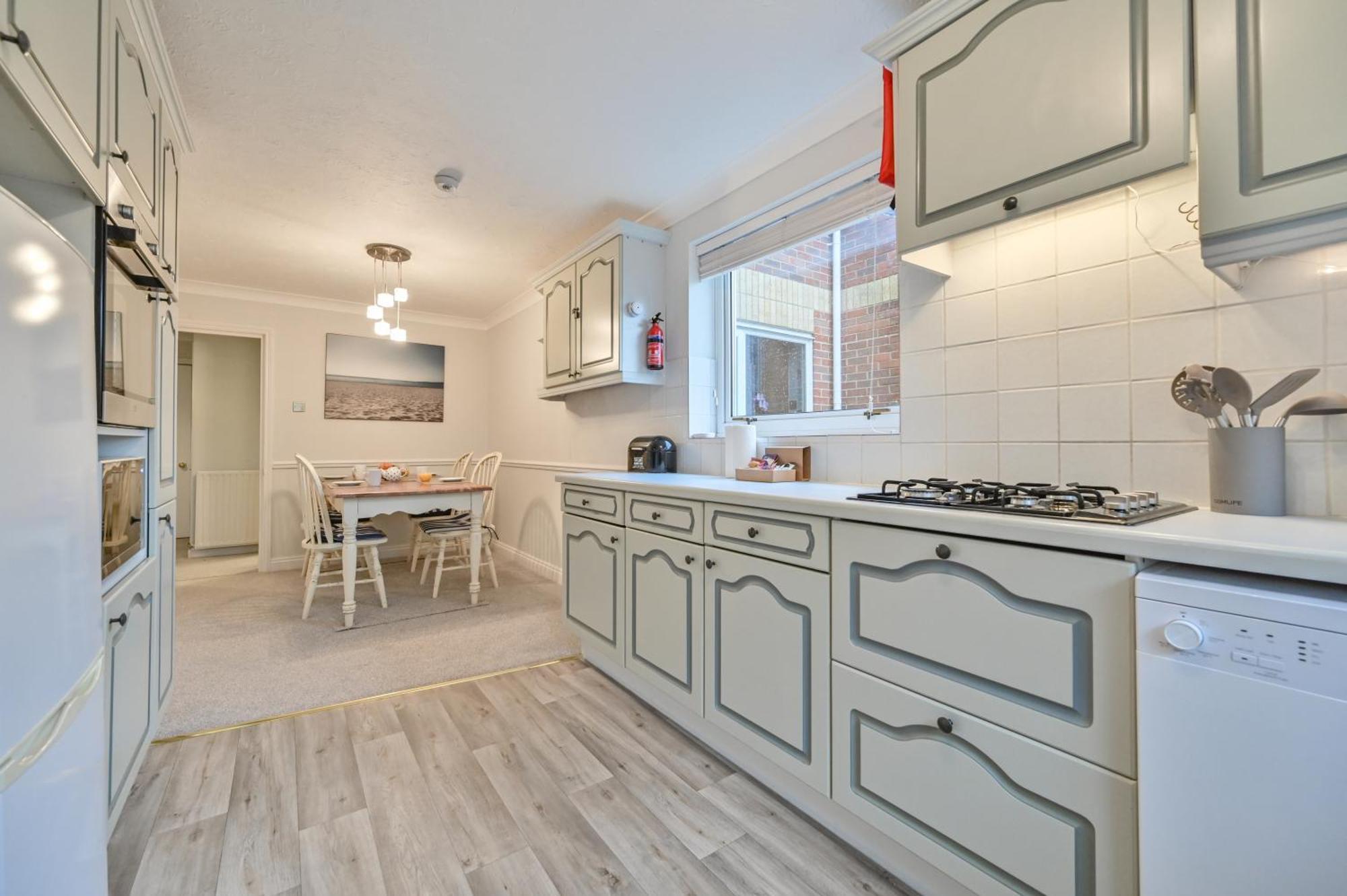 Top Floor Sandbanks Apartment With Free Parking Just Minutes From The Beach And Bars Canford Cliffs Kültér fotó