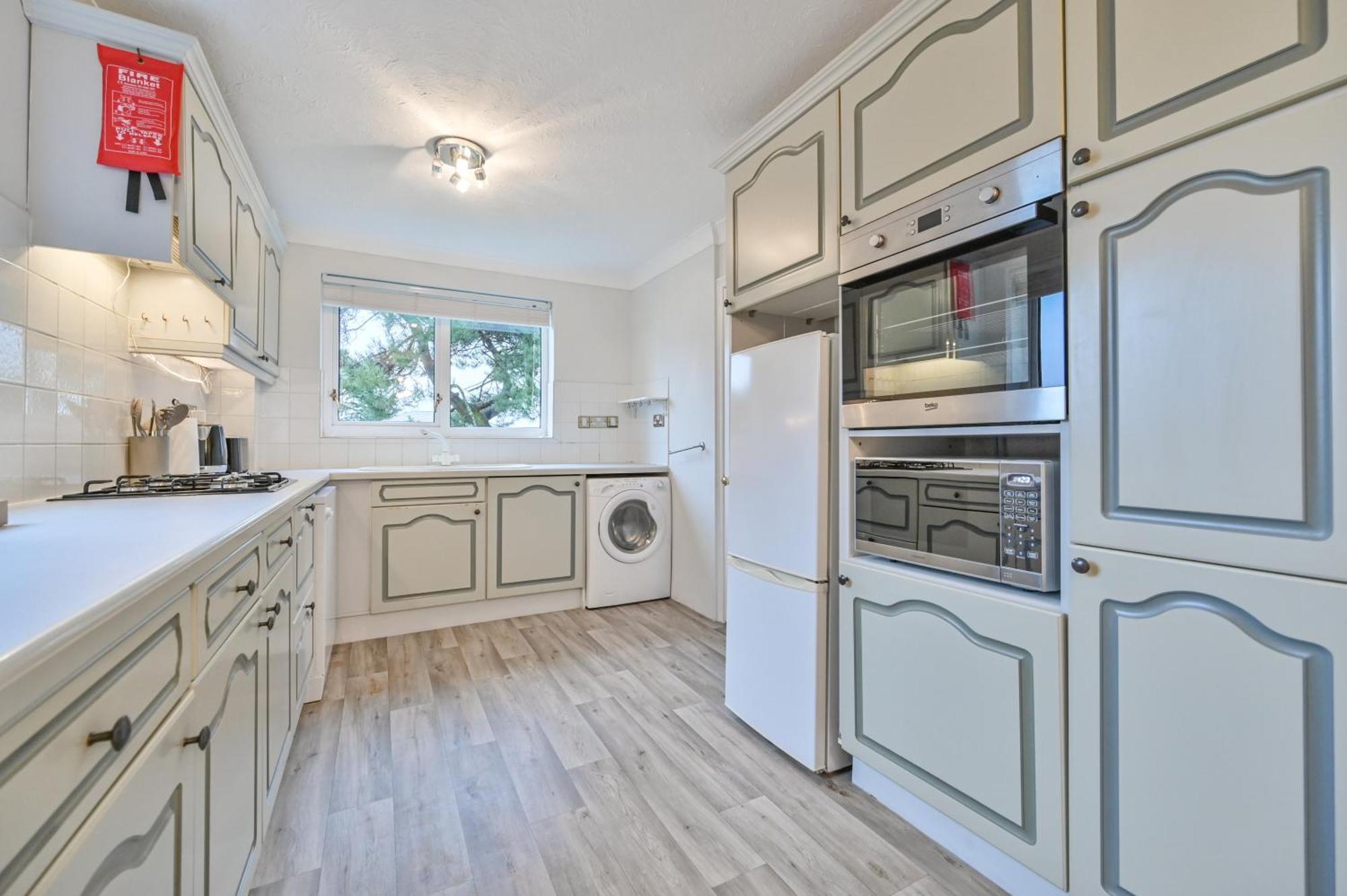 Top Floor Sandbanks Apartment With Free Parking Just Minutes From The Beach And Bars Canford Cliffs Kültér fotó