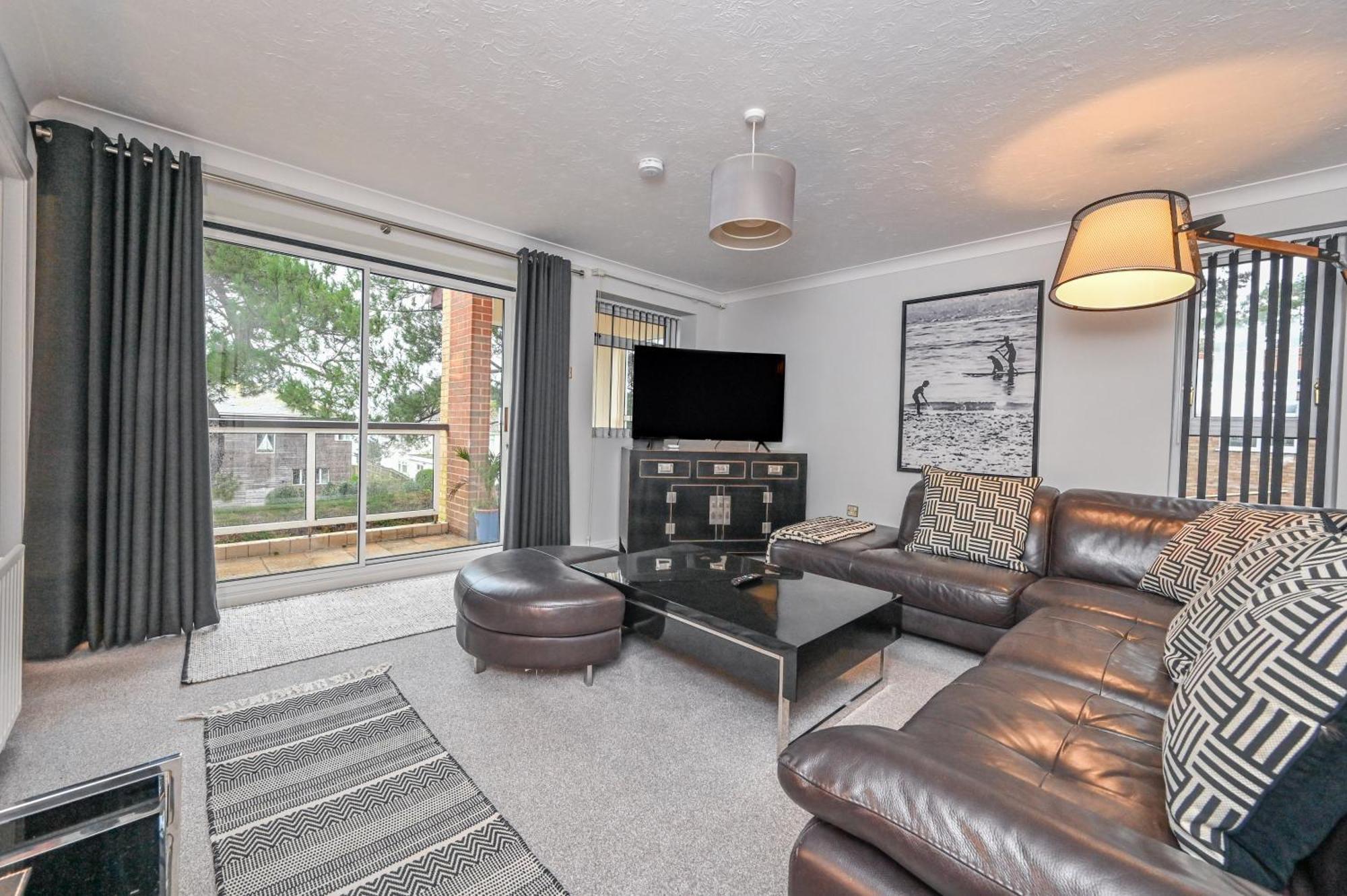 Top Floor Sandbanks Apartment With Free Parking Just Minutes From The Beach And Bars Canford Cliffs Kültér fotó
