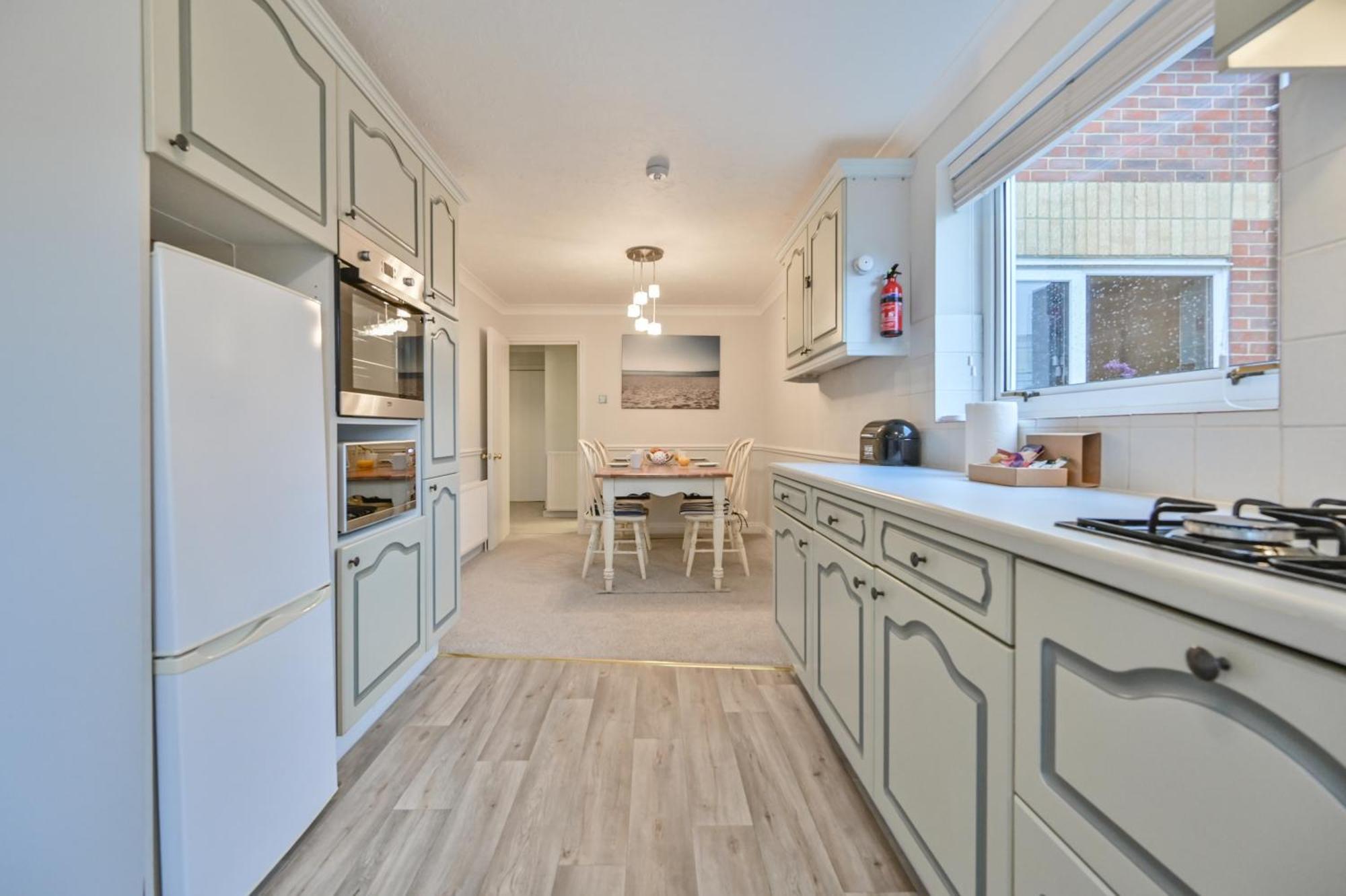 Top Floor Sandbanks Apartment With Free Parking Just Minutes From The Beach And Bars Canford Cliffs Kültér fotó