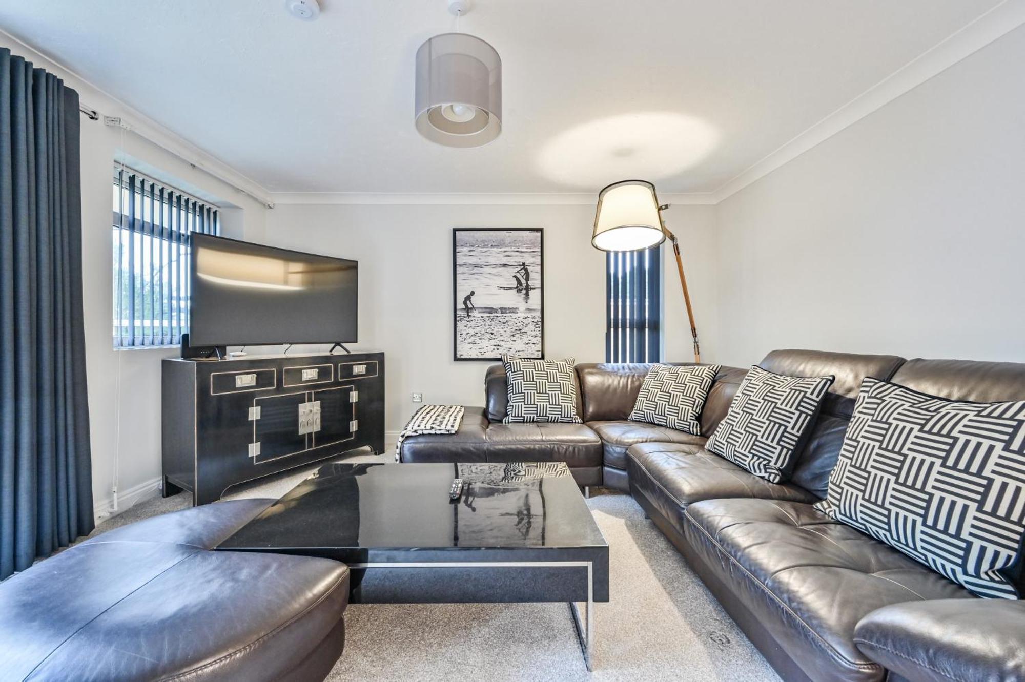 Top Floor Sandbanks Apartment With Free Parking Just Minutes From The Beach And Bars Canford Cliffs Kültér fotó