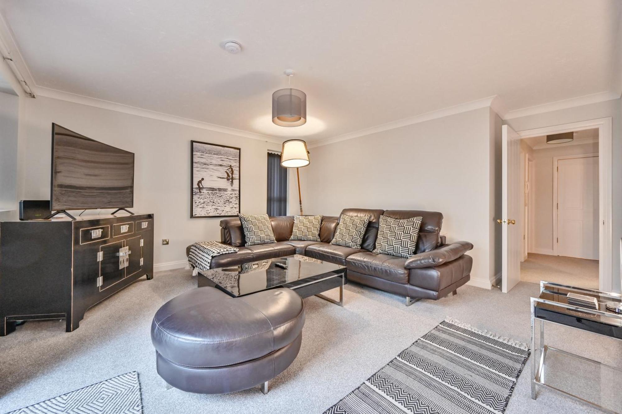 Top Floor Sandbanks Apartment With Free Parking Just Minutes From The Beach And Bars Canford Cliffs Kültér fotó