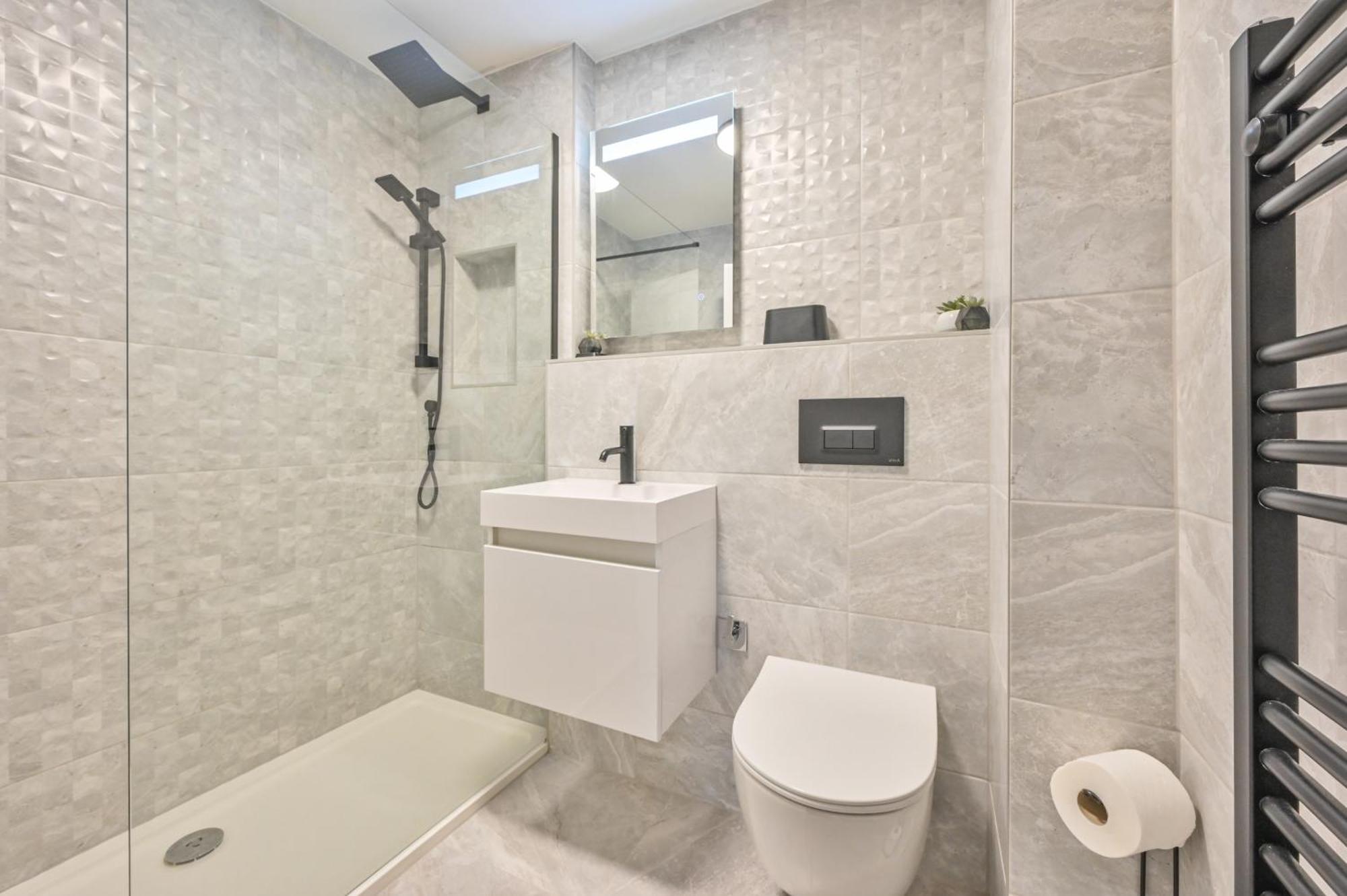 Top Floor Sandbanks Apartment With Free Parking Just Minutes From The Beach And Bars Canford Cliffs Kültér fotó