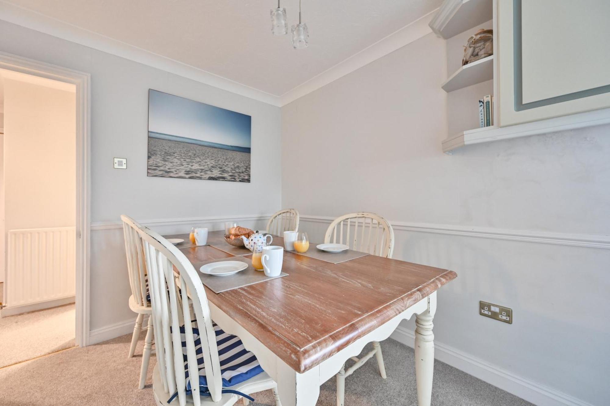 Top Floor Sandbanks Apartment With Free Parking Just Minutes From The Beach And Bars Canford Cliffs Kültér fotó