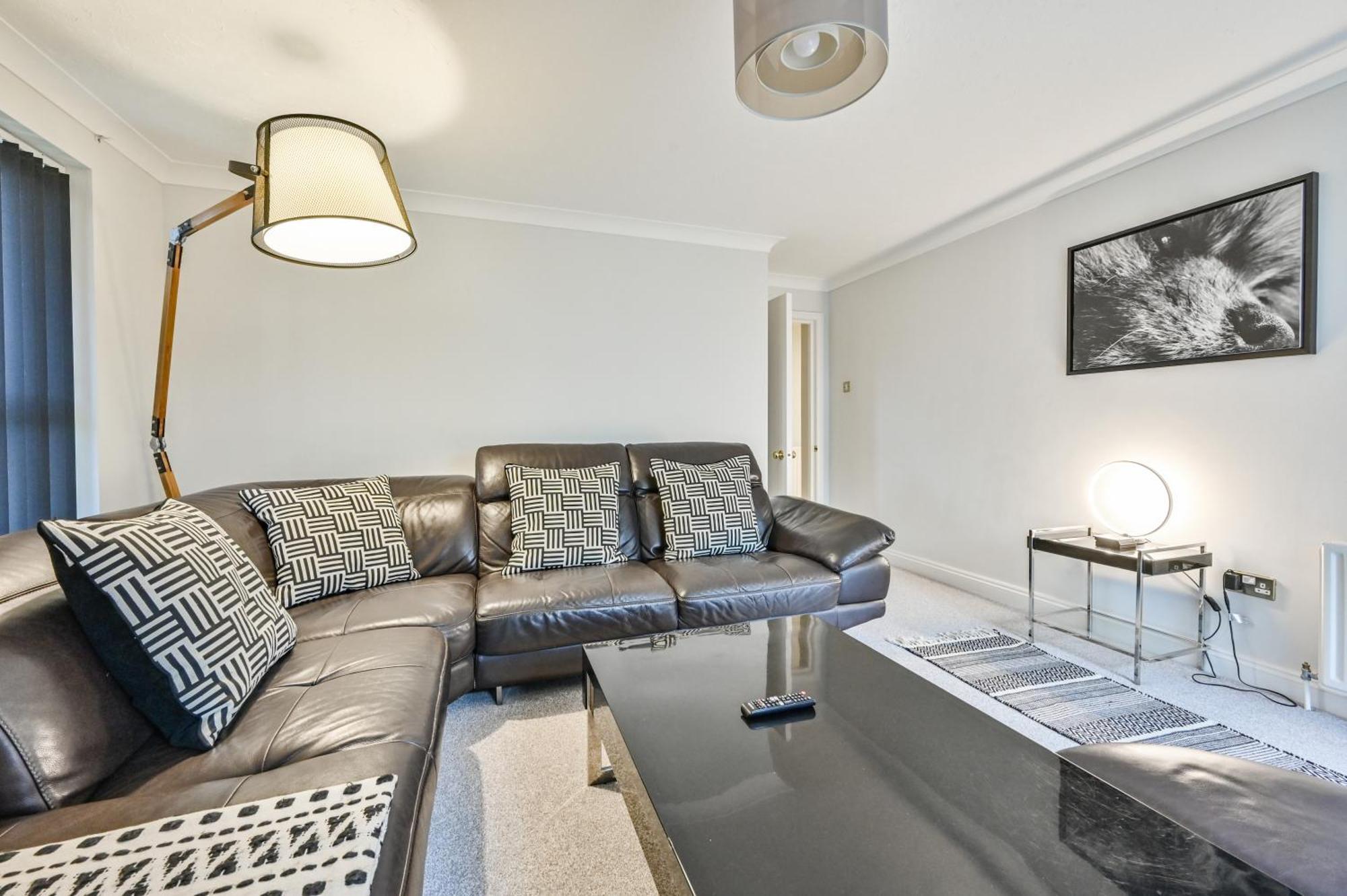 Top Floor Sandbanks Apartment With Free Parking Just Minutes From The Beach And Bars Canford Cliffs Kültér fotó