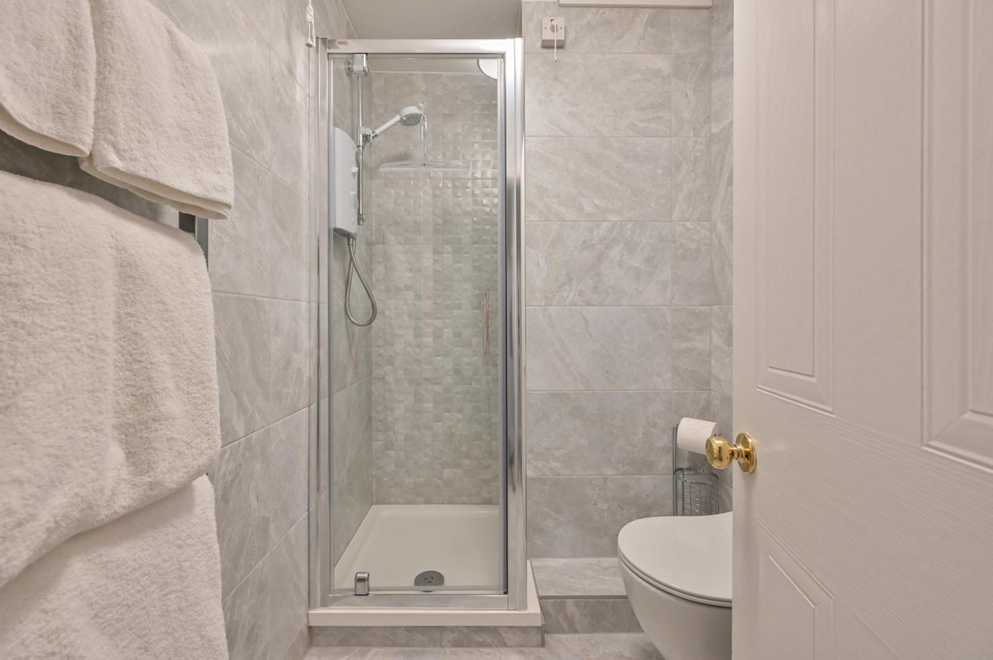 Top Floor Sandbanks Apartment With Free Parking Just Minutes From The Beach And Bars Canford Cliffs Kültér fotó