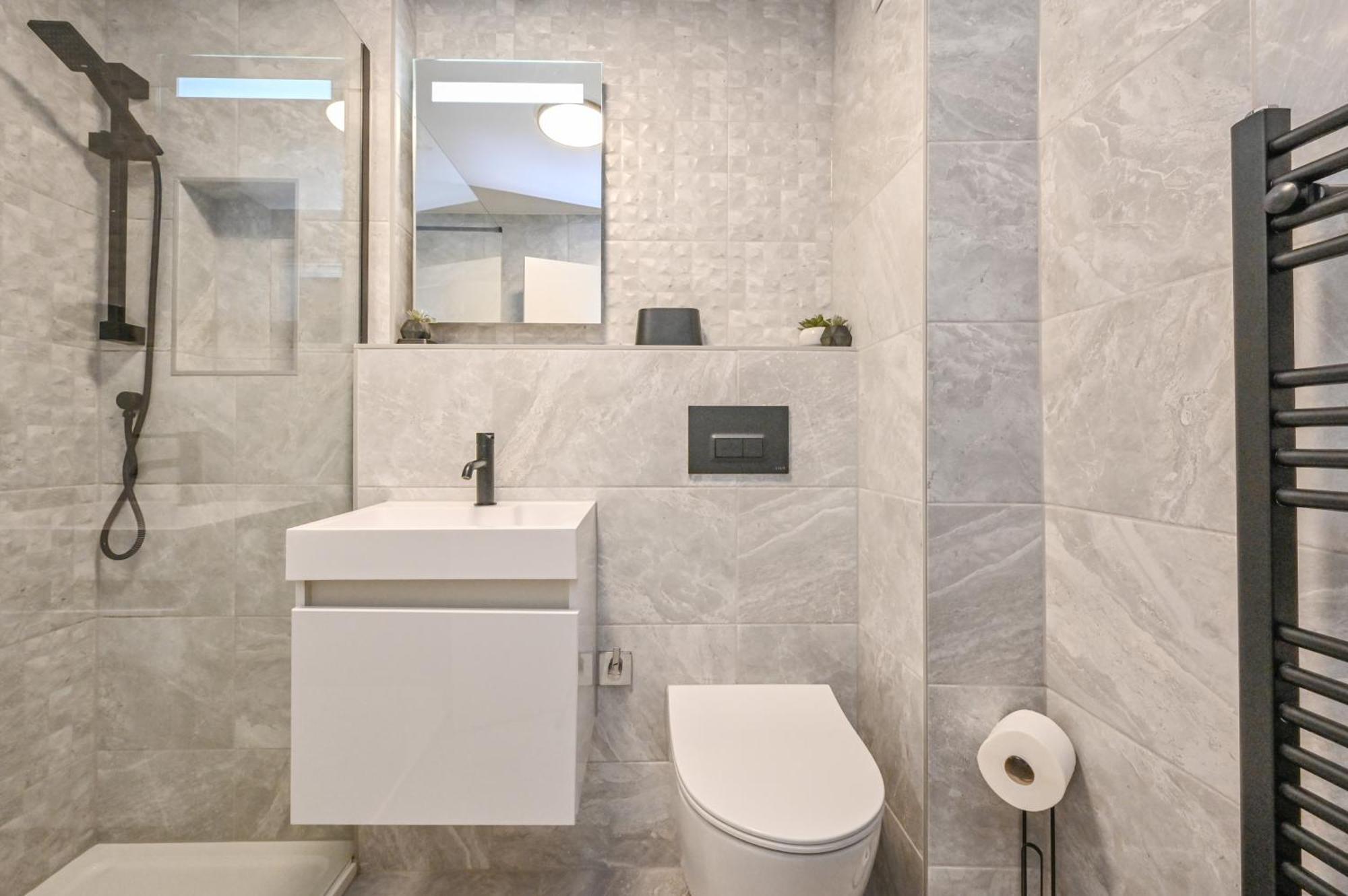 Top Floor Sandbanks Apartment With Free Parking Just Minutes From The Beach And Bars Canford Cliffs Kültér fotó