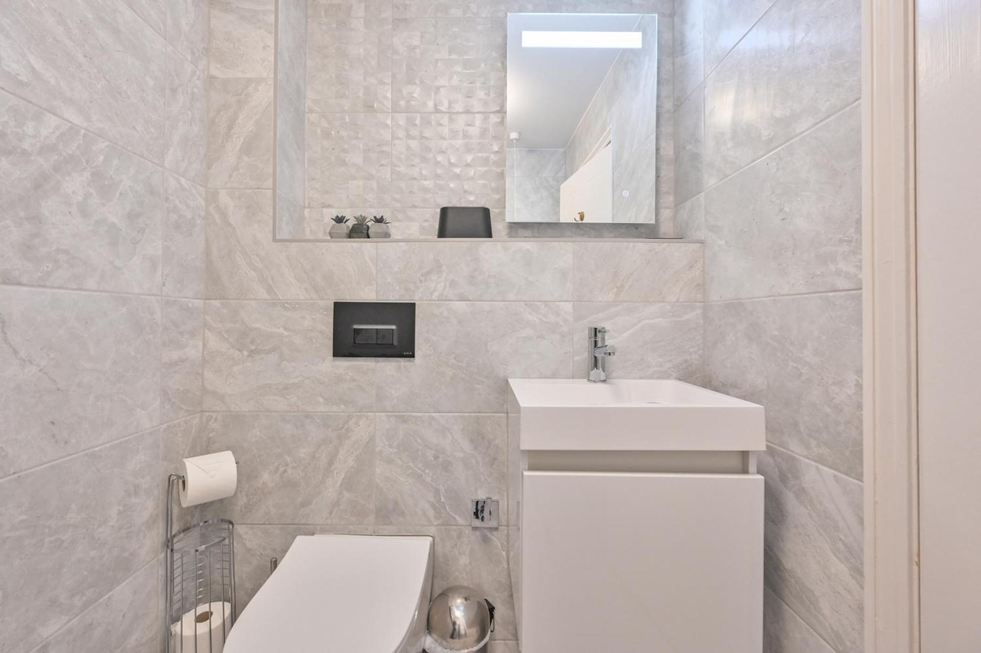 Top Floor Sandbanks Apartment With Free Parking Just Minutes From The Beach And Bars Canford Cliffs Kültér fotó