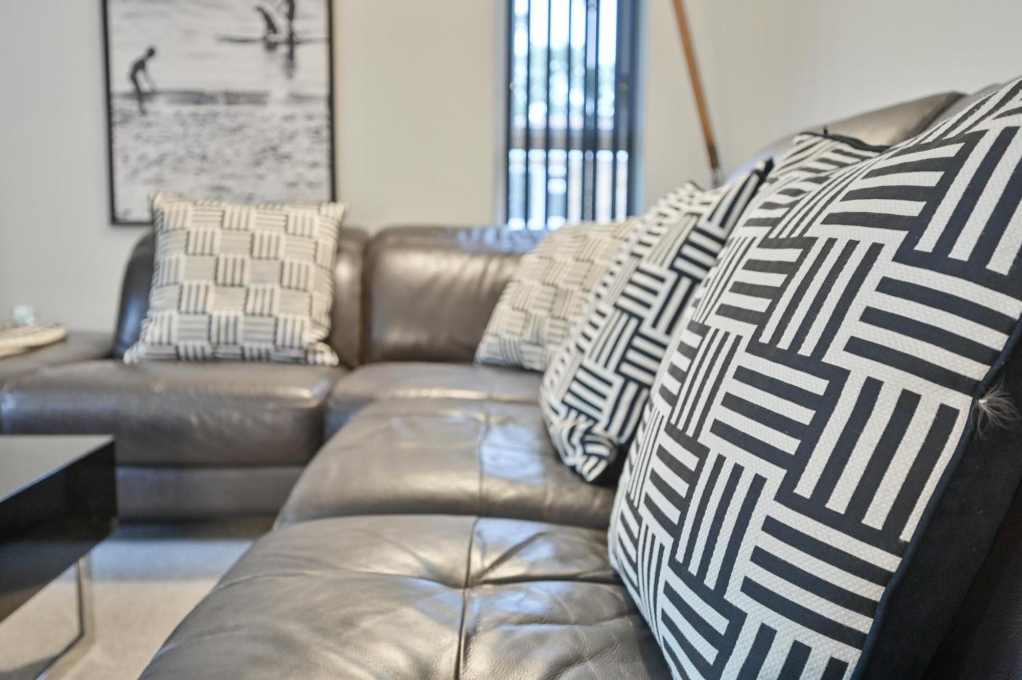 Top Floor Sandbanks Apartment With Free Parking Just Minutes From The Beach And Bars Canford Cliffs Kültér fotó