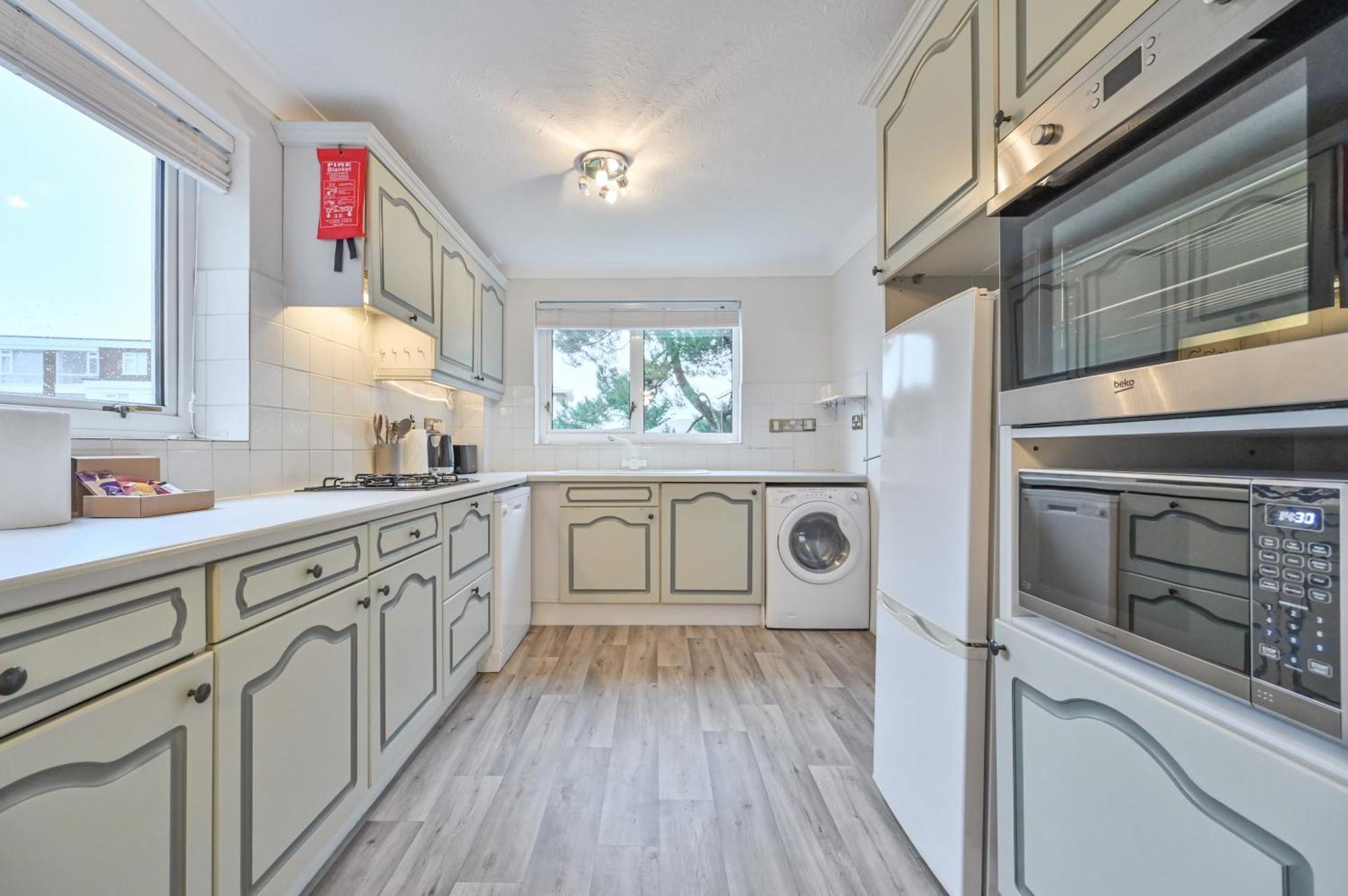 Top Floor Sandbanks Apartment With Free Parking Just Minutes From The Beach And Bars Canford Cliffs Kültér fotó