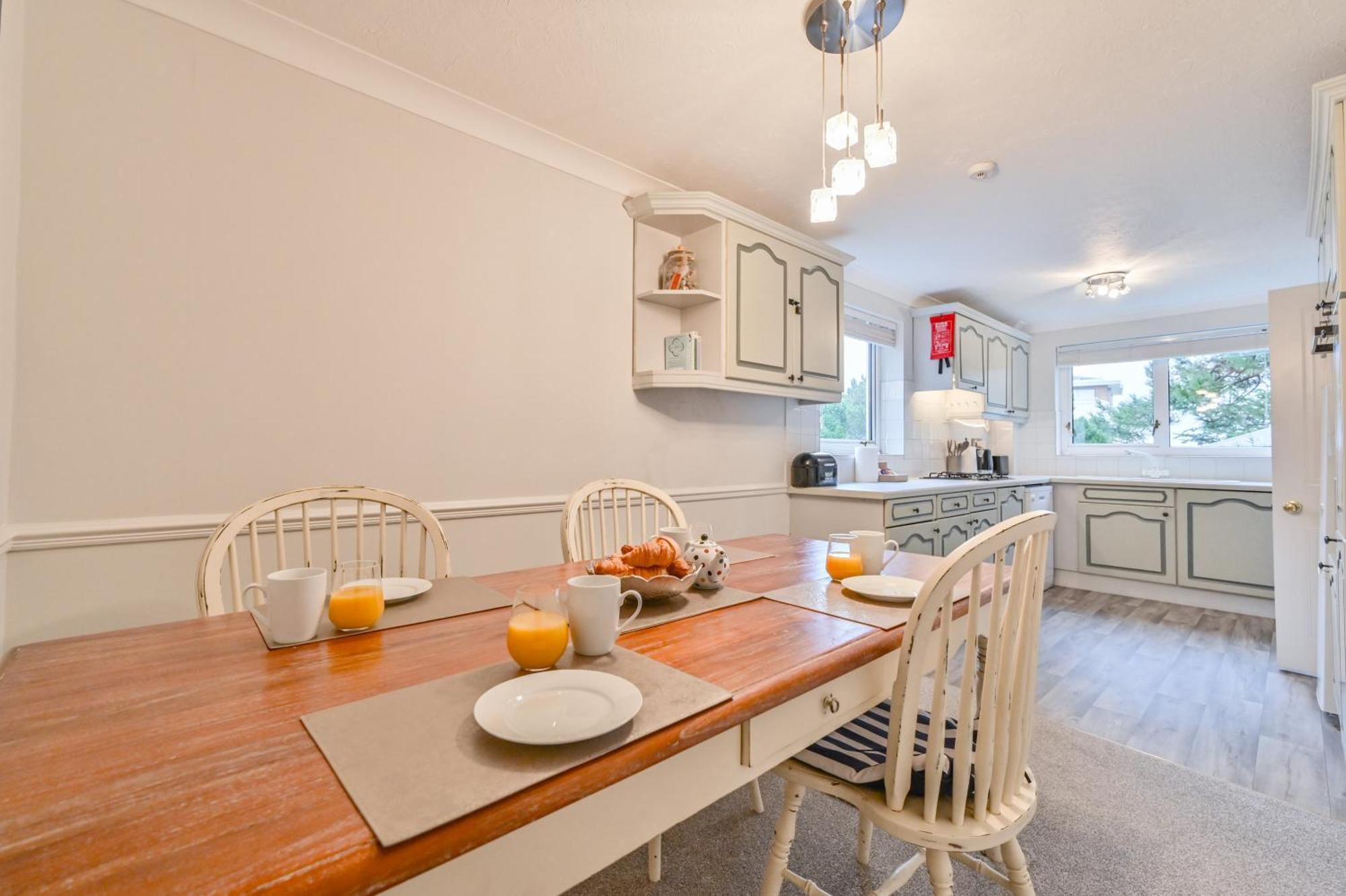 Top Floor Sandbanks Apartment With Free Parking Just Minutes From The Beach And Bars Canford Cliffs Kültér fotó